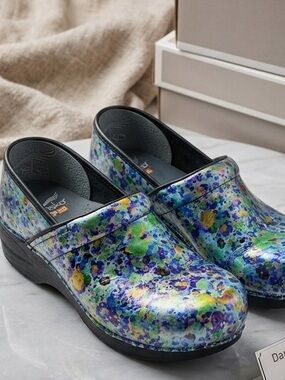 Dansko XP 2.0 Clogs - Paint
Splatter Patent (Size 41) woman's US size 10.5-11